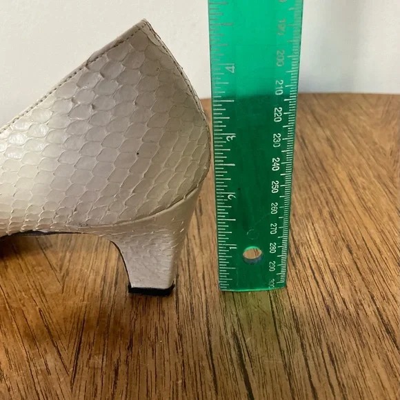 Thomas Wallace Vintage Cream Snakeskin Kitten Heel Pumps - Size 7 1/2 - Picture 10 of 15